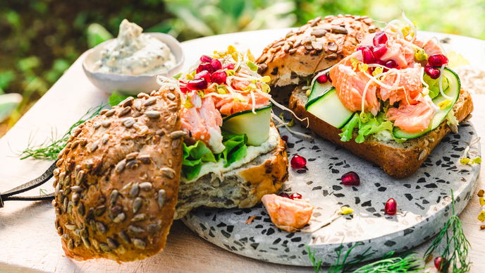 Pulled Lachs-Burger mit Gurke & Granatapfel: So modern und leicht grillen wir diesen Sommer