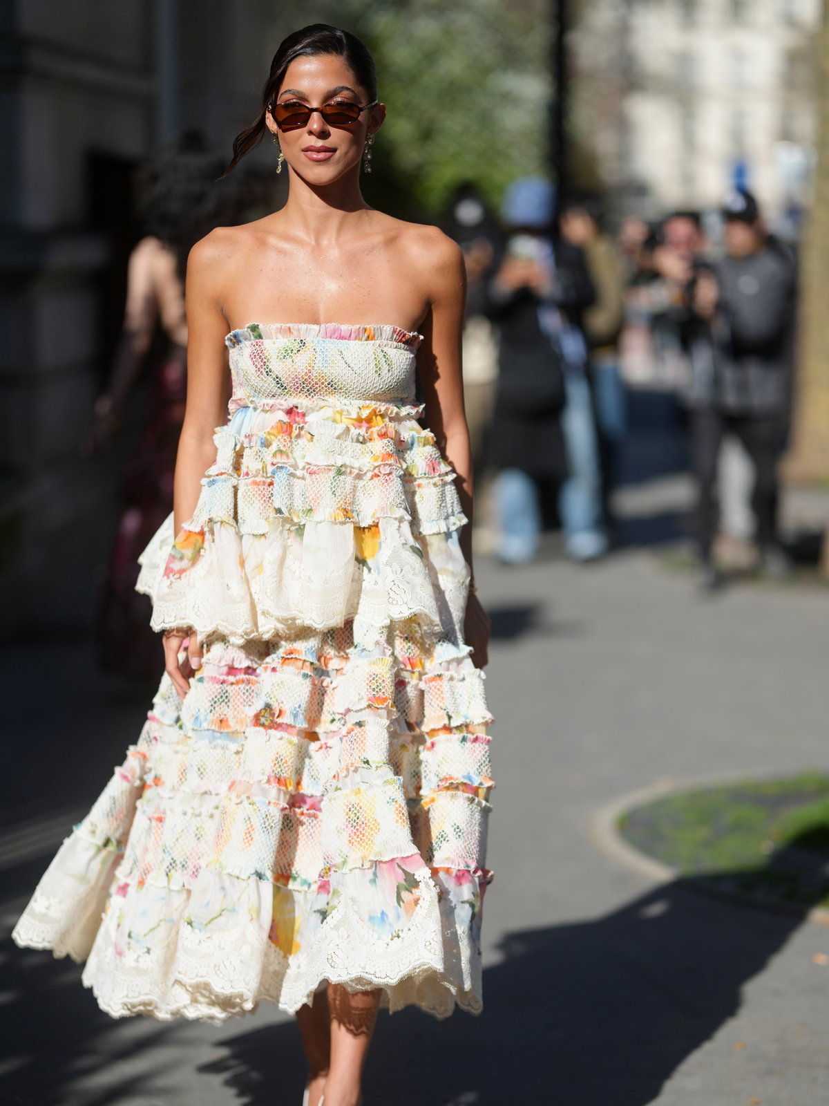 Blumenkleid mit Rüschen Streetstyle