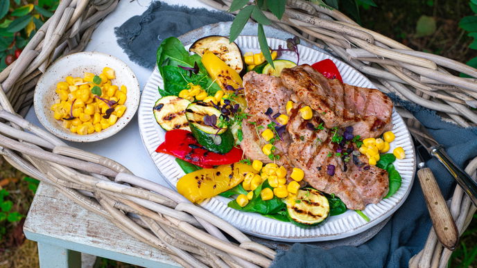 Schweinenackensteak mit Grillgemüsesalat: Das Rezept für den rustikalen Grillabend
