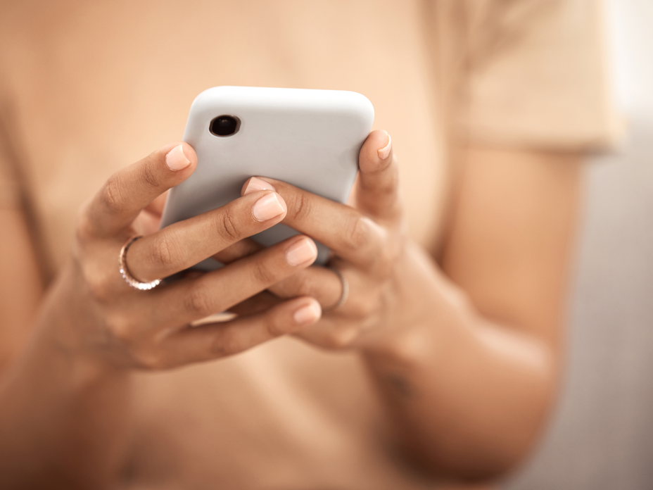 Frau schaut auf ihr Smartphone