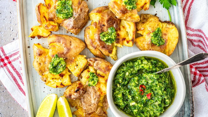 Außen knusprig, innen weich: Das beste Rezept für die viralen Smashed Potatoes mit Chimichurri