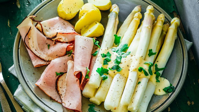 Spargel mit Krustenschinken & Hollandaise: Das traditionelle Rezept schmeckt wie bei Oma