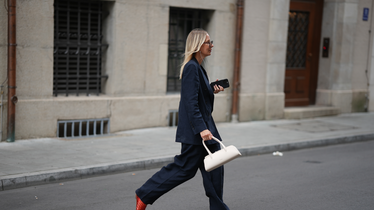 Das ultimative French-Chic-Geheimnis: Rote Ballerinas erobern die Sommer-Saison 2026