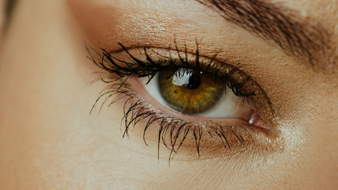 Wacher Blick in Sekunden: Dieser Eyeliner-Trick bei Schlupflidern ist ein echter Gamechanger