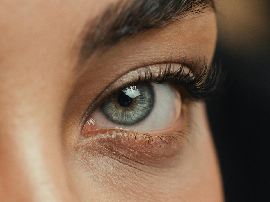 Frau mit geschwungenen Wimpern