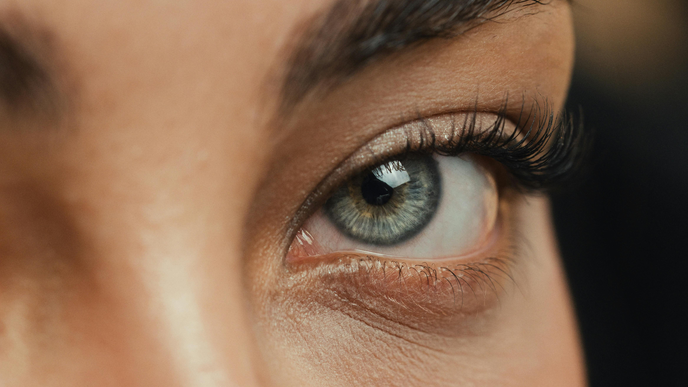 Der Geheimtipp für Frauen ab 50: So wirken die Wimpern wieder voller
