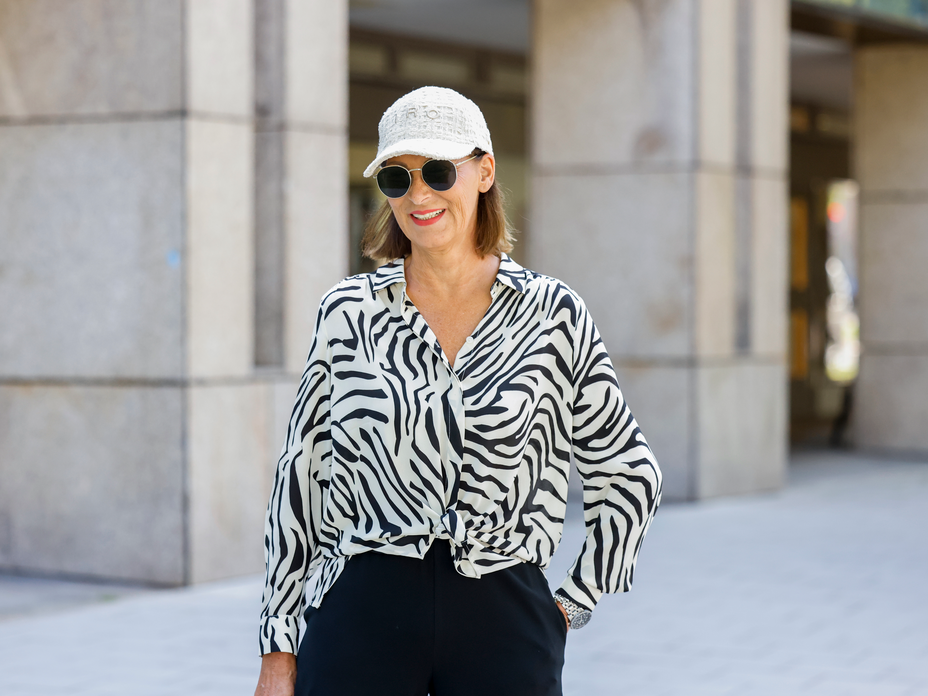 Eva Lutz trägt eine geknotete Zebrabluse