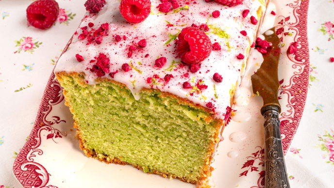 Sommerkuchen-Rezept: Fruchtiger Avocadokuchen mit Limette und Himbeeren