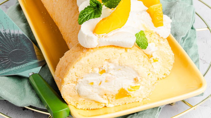 Ein Stück Sommer: Backen Sie diese herrlich fruchtige Mango-Pfirsich-Biskuitrolle ganz einfach selbst