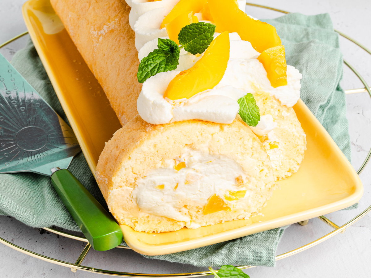 Biskuitrolle mit Mango & Pfirsich