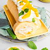 Ein Stück Sommer: Backen Sie diese herrlich fruchtige Mango-Pfirsich-Biskuitrolle ganz einfach selbst