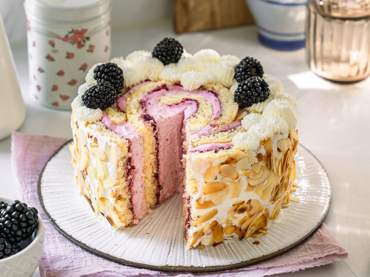 Brombeer-Wickeltorte