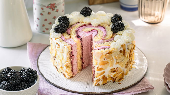 Für echte Genießerinnen: So cremig gelingt die sommerliche Brombeer-Wickeltorte