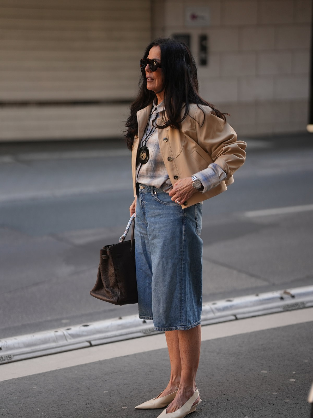 Denim-Shorts und kurzer Trenchcoat
