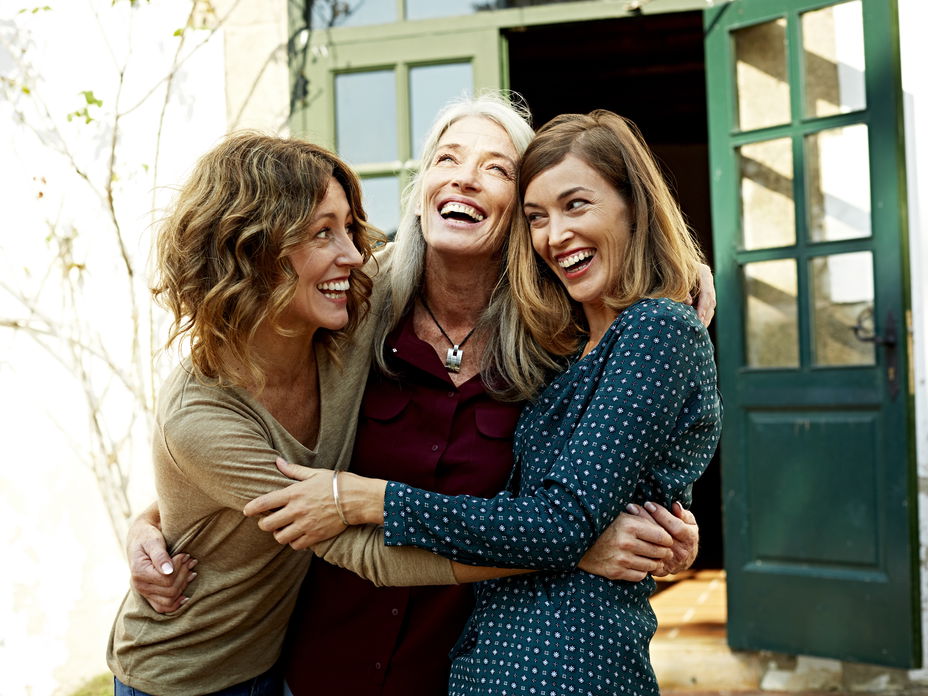 Drei Frauen lachen miteinander
