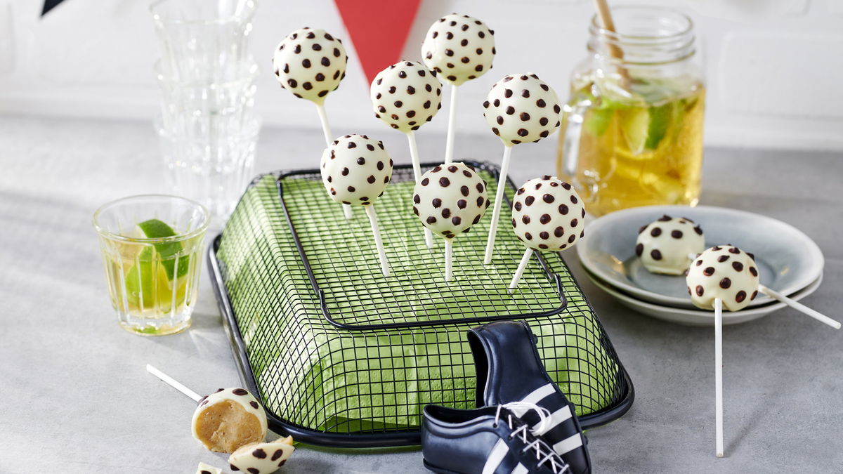 Last-Minute-Snack fürs Public Viewing: So einfach gelingt das Rezept für Fußball-Cakepops