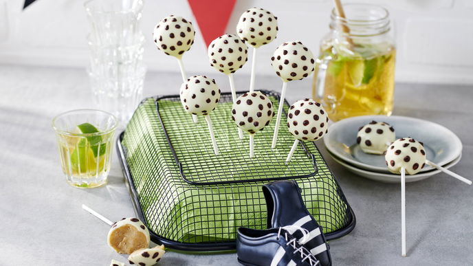 Last-Minute-Snack fürs Public Viewing: So einfach gelingt das Rezept für Fußball-Cakepops