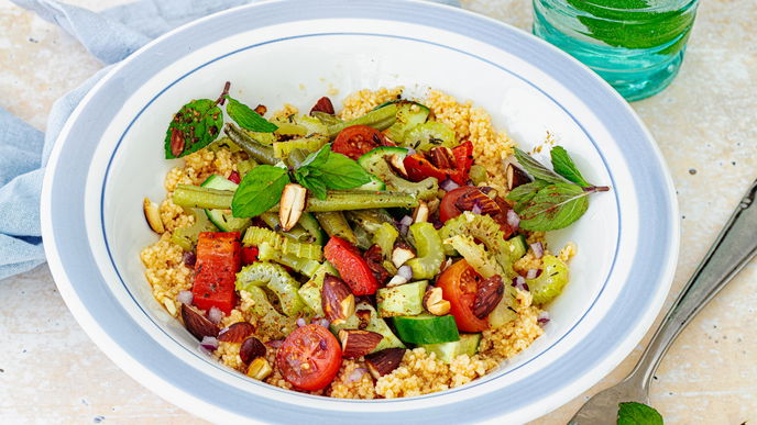 Sommergefühl auf dem Teller: Fruchtiges & leichtes Gemüse-Couscous mit dem perfekten Mandel-Crunch