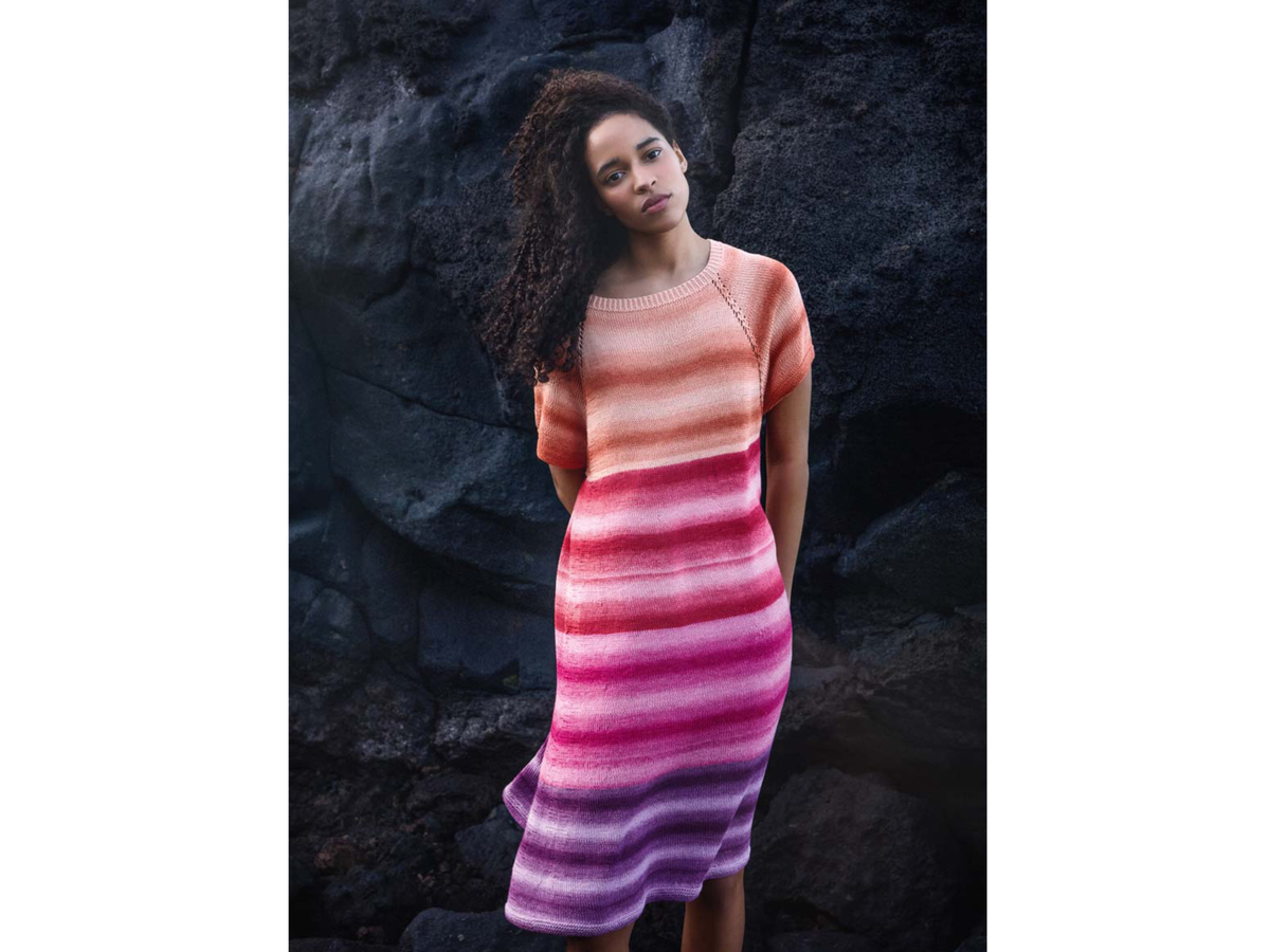 Model in Gomitolo Tono T-Shirt-Kleid von Lana Grossa