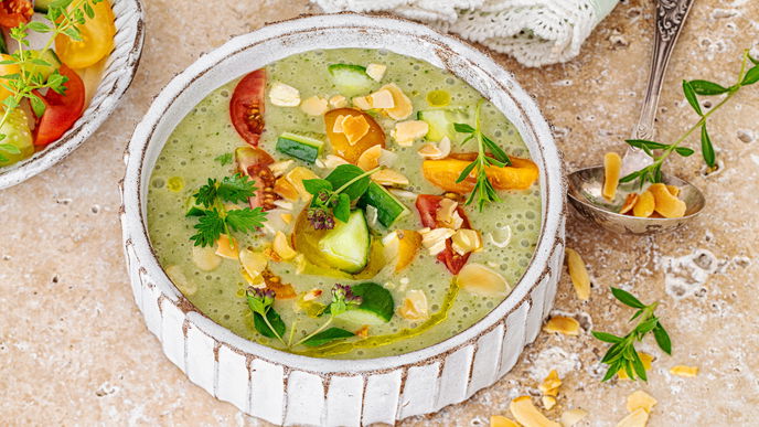 Low-Carb-Sommerhit: Erfrischendes Rezept für Gurken-Joghurt-Suppe ohne Kochen
