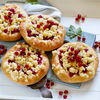 Wie frisch vom Bäcker: Warum gerade alle diese saftigen Johannisbeer-Streusel-Taler nachbacken