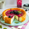 Himmlisch leicht: Saftiger Käsekuchen ohne Boden mit fruchtigem Brombeerspiegel
