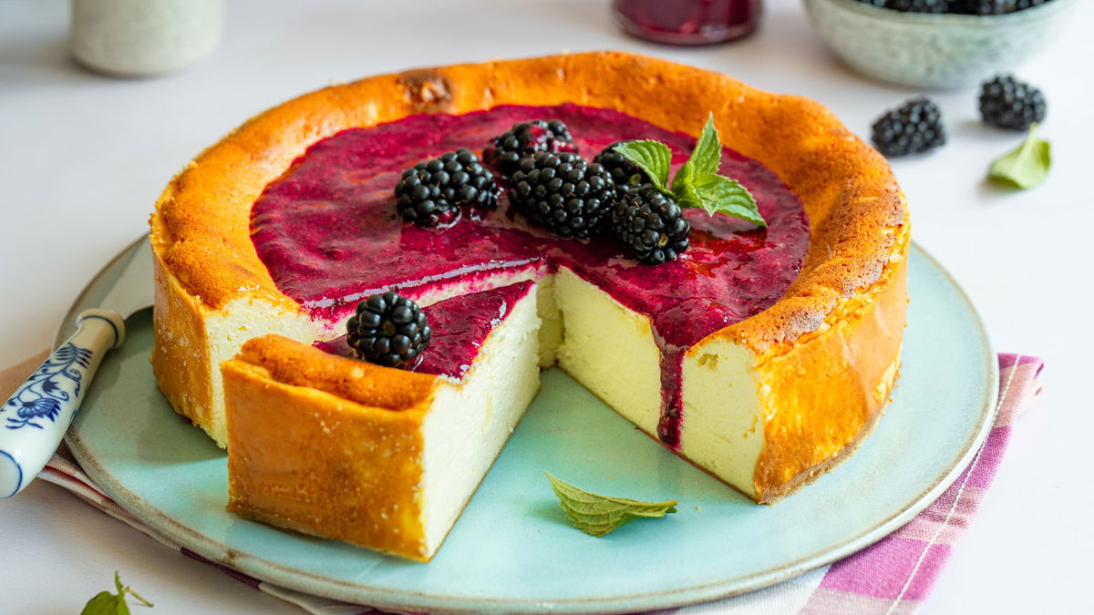 Himmlisch leicht: Saftiger Käsekuchen ohne Boden mit fruchtigem Brombeerspiegel