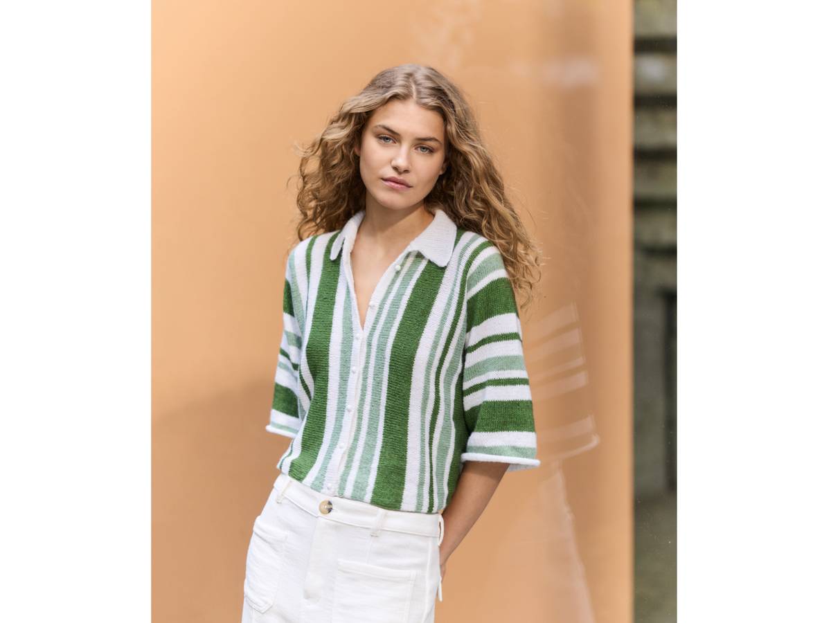 Model in gestrickter Polojacke von Lana Grossa