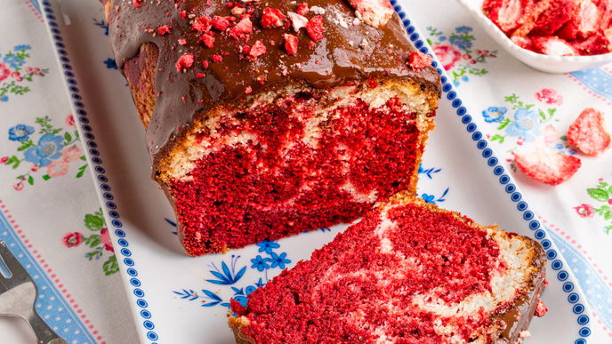 Sieht aufwendig aus, ist aber super einfach: Das schnelle Rezept für den Red-Velvet-Marmorkuchen