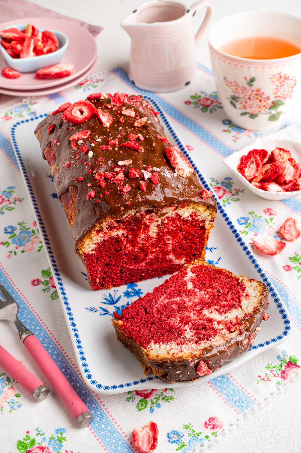 Red-Velvet-Marmorkuchen mit Erdbeeren