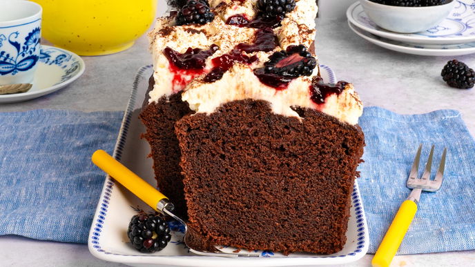Das perfekte Match: Unser sommerliches Rezept für saftigen Schokokuchen mit Brombeeren
