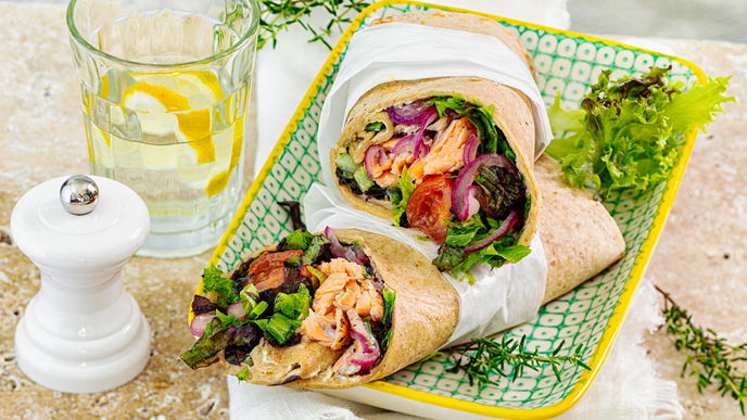 Leichter Genuss: Schnelle Sommerwraps mit Lachs, frischen Kräutern & Skyr