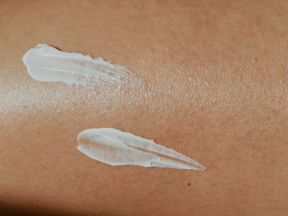 Frau mit Sonnencreme für reifer Haut auf dem Körper