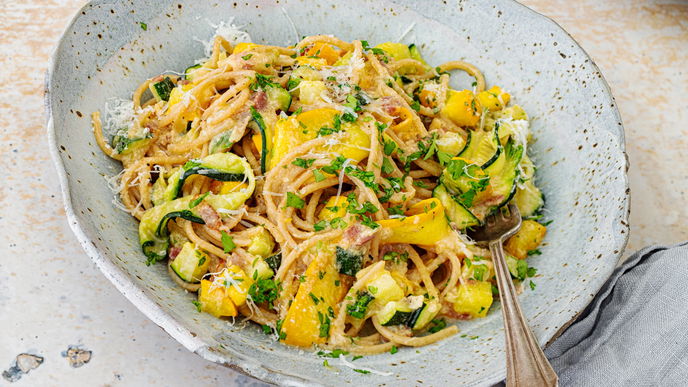 30-Minuten-Blitzgericht: Cremige Zucchini-Carbonara, die der ganzen Familie schmeckt
