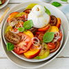 Ohne Kochen, voller Genuss: Das Blitz-Rezept für Tomaten-Pfirsich-Carpaccio mit Burrata