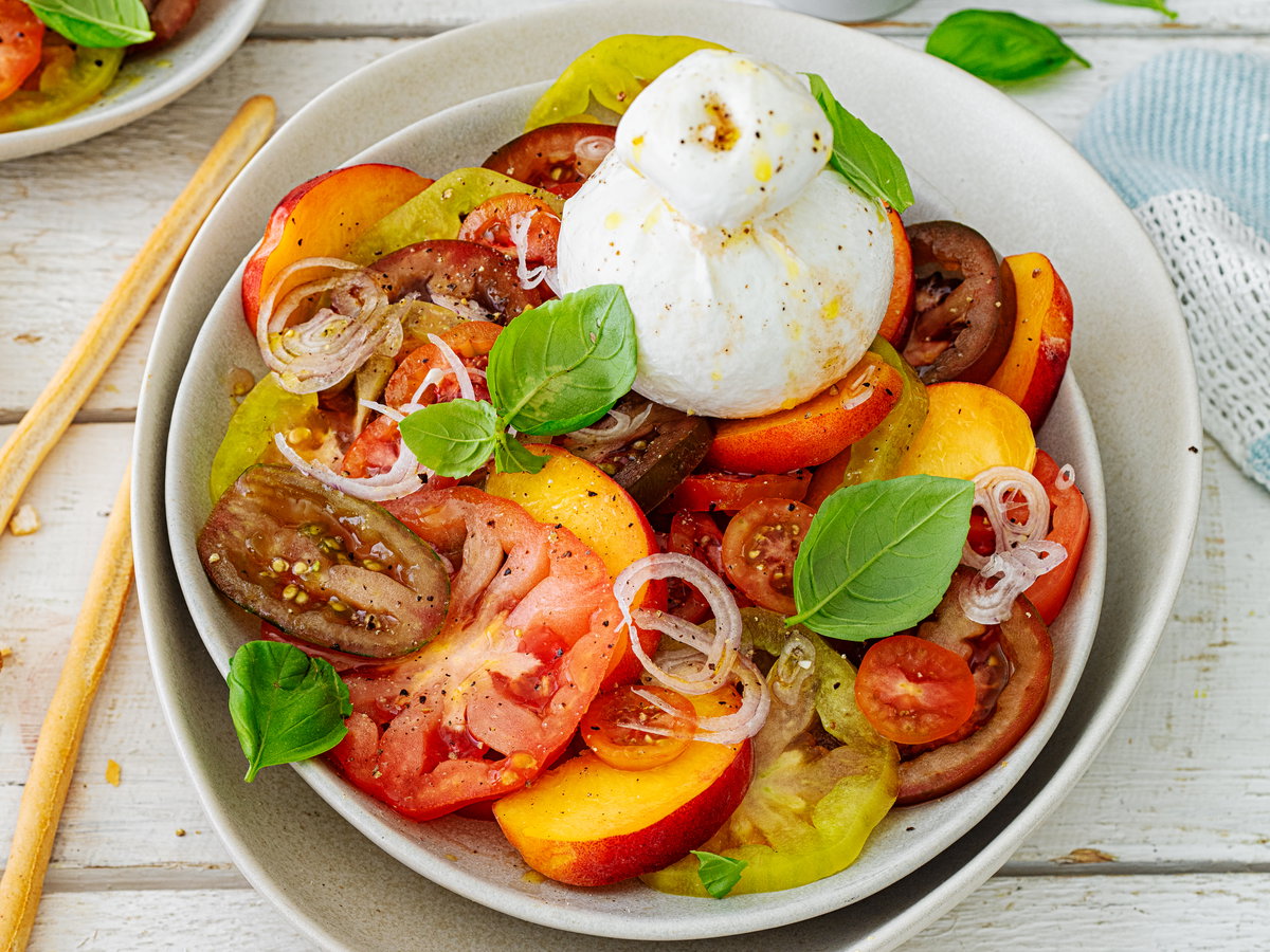 Tomaten-Pfirsich-Carpaccio mit Burrata