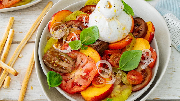Ohne Kochen, voller Genuss: Das Blitz-Rezept für Tomaten-Pfirsich-Carpaccio mit Burrata