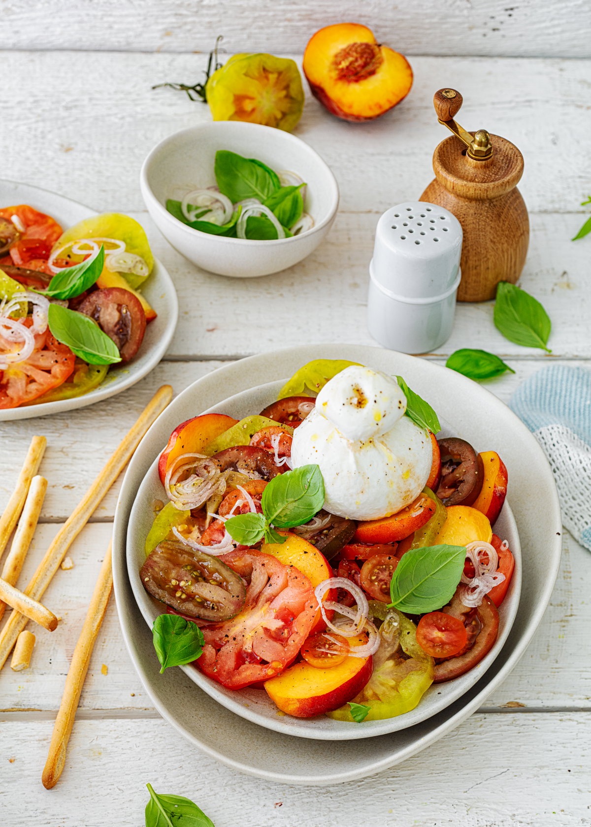 Tomaten-Pfirsich-Carpaccio mit Burrata
