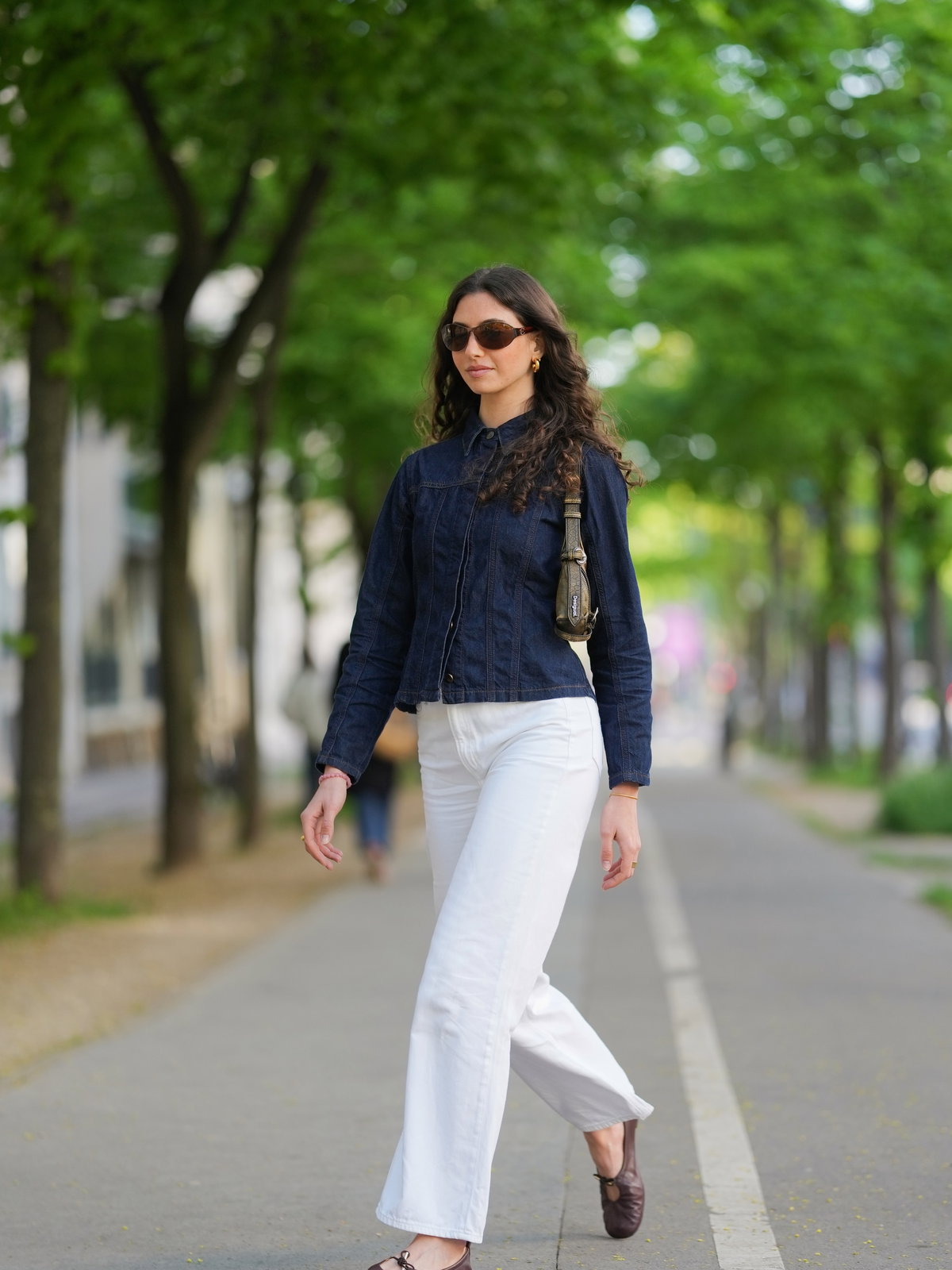 Weiße Hose und Denimhemd