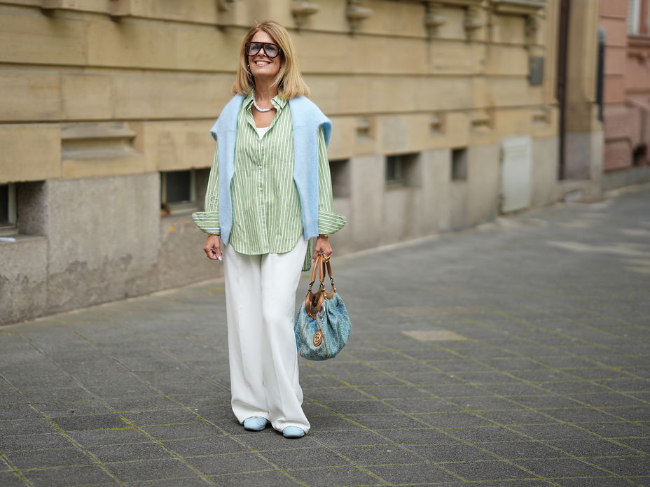 Weiße Hose mit Oversize-Bluse