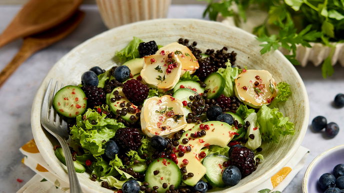 Superfood im Sommer: Schnelles Rezept für Avocado-Linsensalat mit frischen Beeren und Ziegenkäse