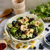 Superfood im Sommer: Schnelles Rezept für Avocado-Linsensalat mit frischen Beeren und Ziegenkäse