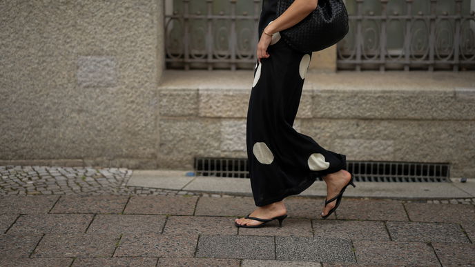 Die perfekte Balance aus lässig und edel: So stylen Sie Flip-Flops mit Absatz richtig