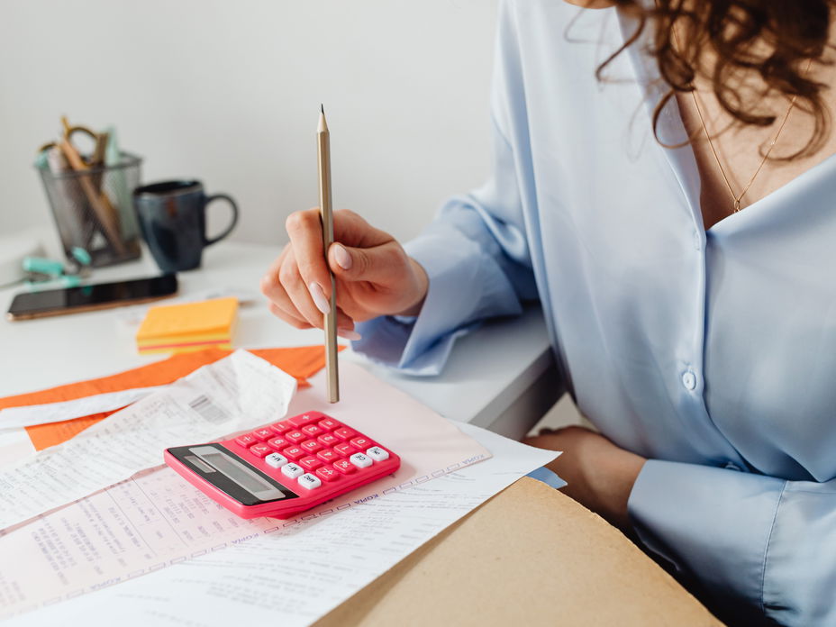 Eine Frau macht ihre Finanzen