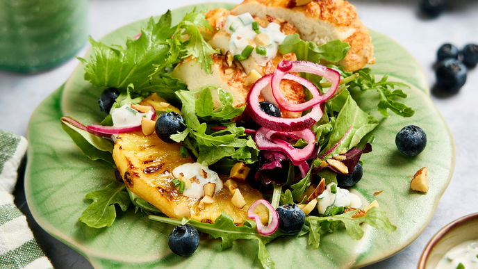 Leicht & lecker: Schnelles Rezept für Hähnchen-Ananas-Salat mit frischen Blaubeeren in 30 Minuten