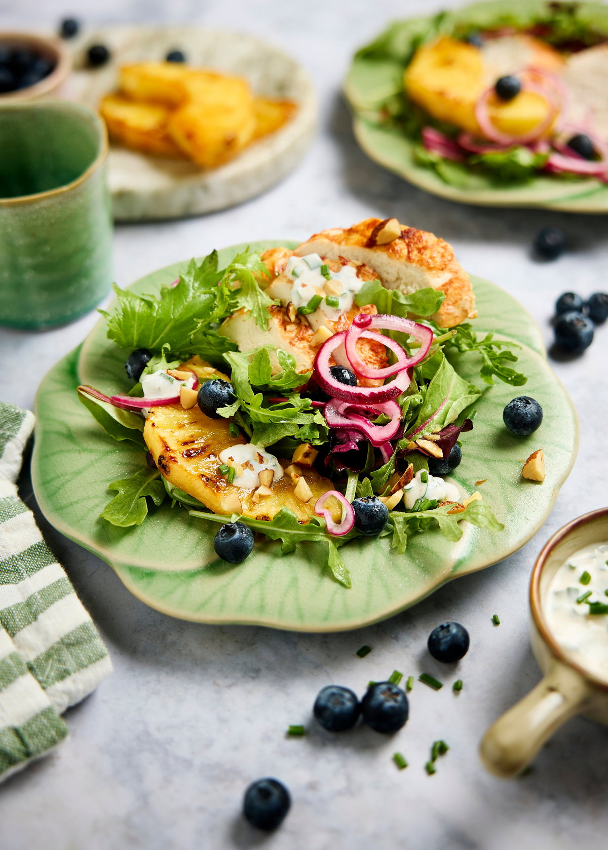 Hähnchen-Ananas-Salat mit Blaubeeren
