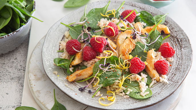 Fruchtige Sommer-Frische: Schneller Hähnchen-Reis-Salat mit Babyspinat und Himbeeren