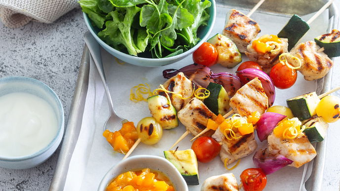 Raffiniertes vom Rost: Bunte Hähnchen-Gemüse-Spieße mit fruchtigem Aprikosen-Chutney
