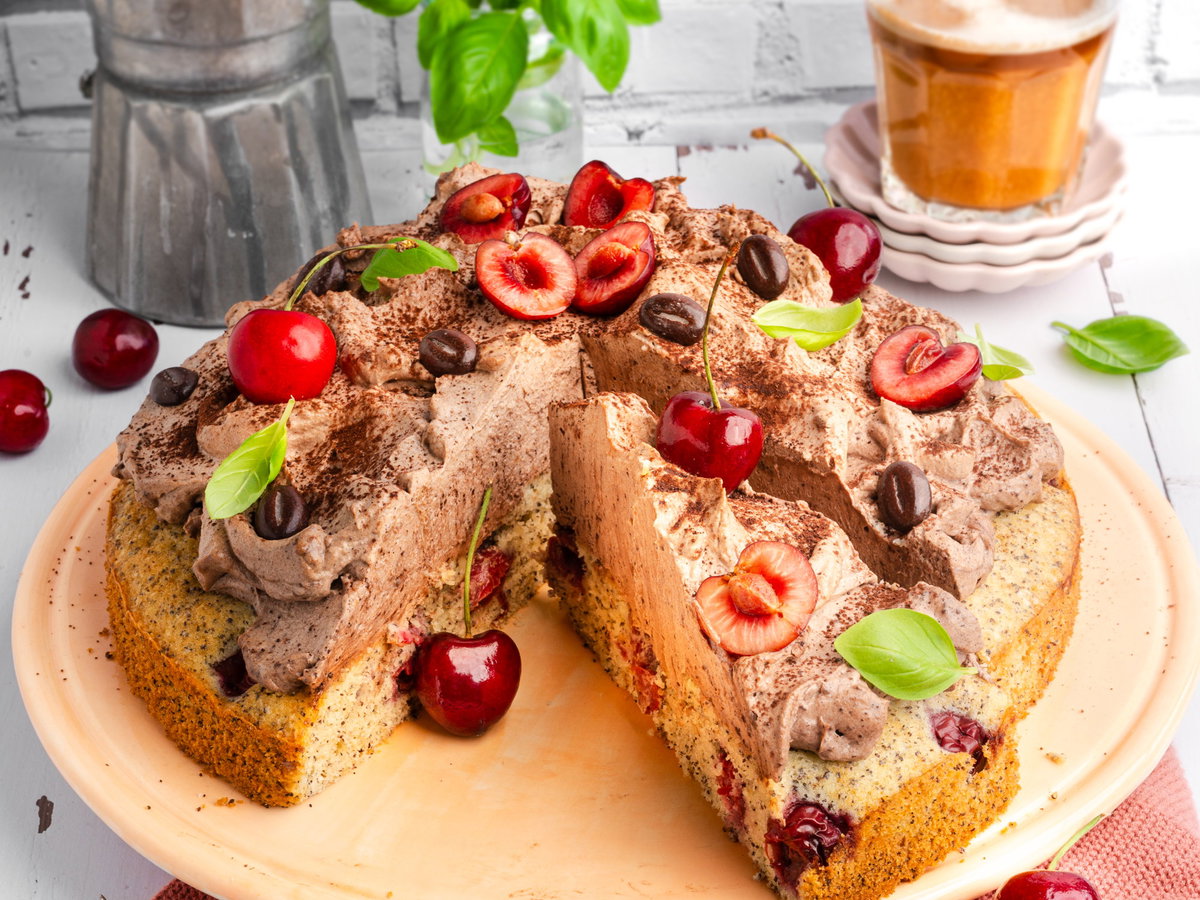 Kaffee-Mohn-Kuppeltorte mit Kirschen