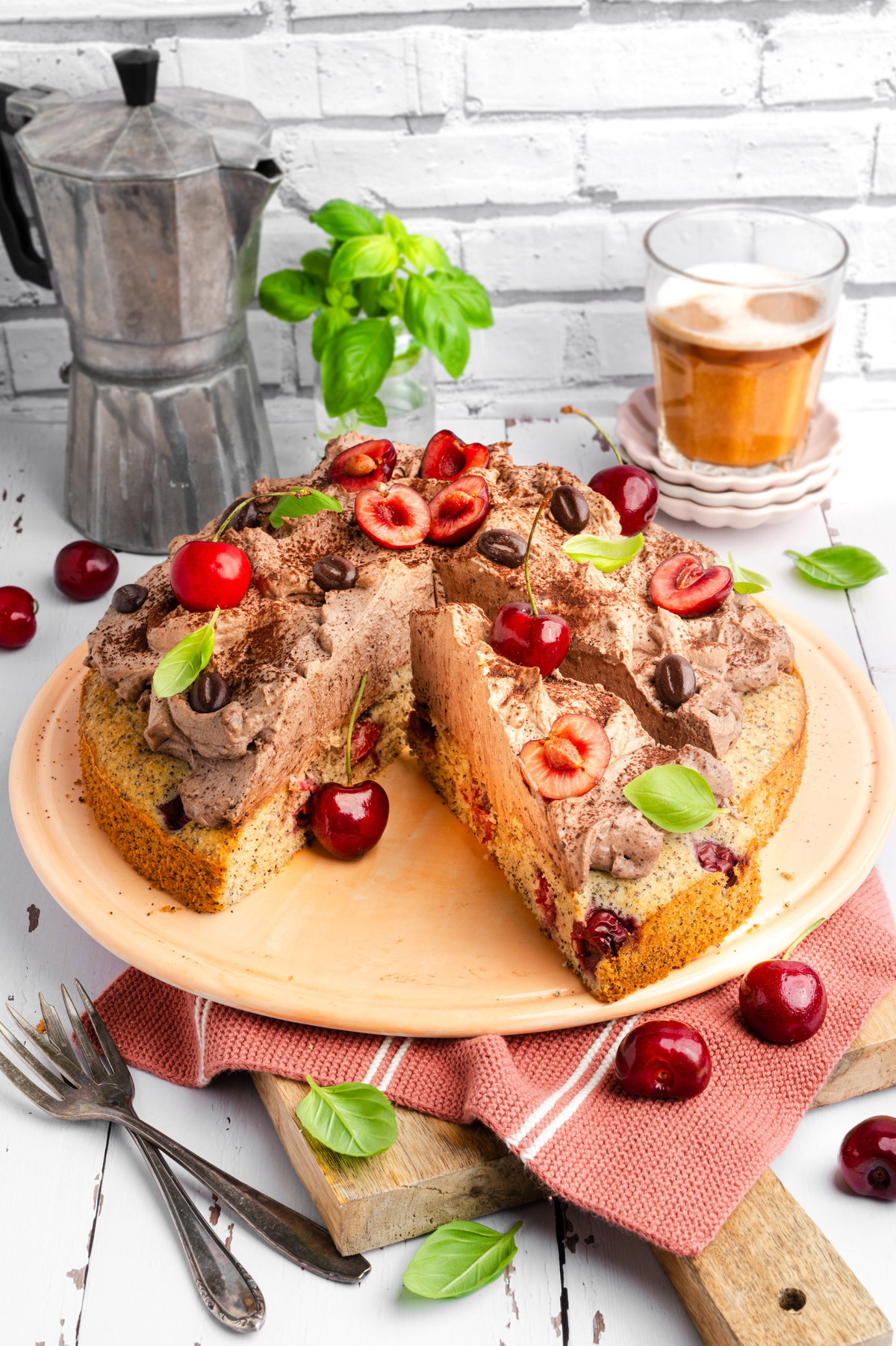 Kaffee-Mohn-Kuppeltorte mit Kirschen